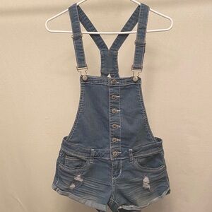 ALMOST FAMOUS Short Overalls Buttoned Distressed